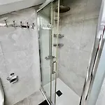 Cristianos Oasis, Modern Beachside Duplex דירה